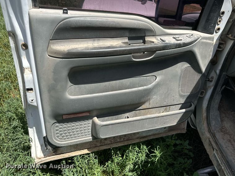 image for item KM9889 2002  Ford F250 Super Duty XLT  SuperCab pickup truck