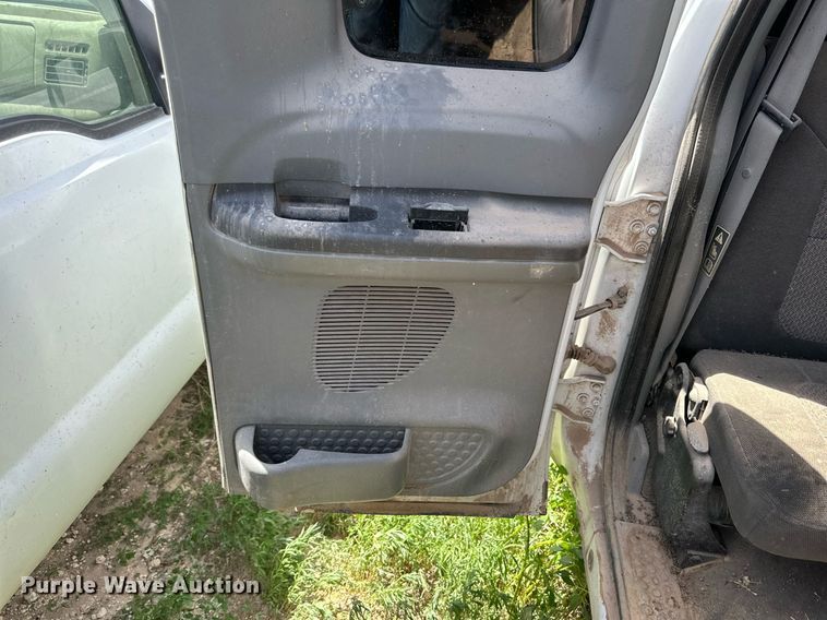 image for item KM9889 2002  Ford F250 Super Duty XLT  SuperCab pickup truck