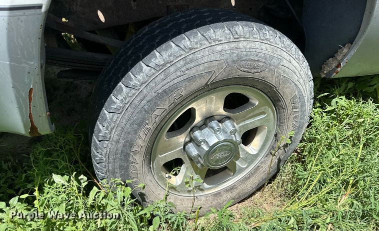 image for item KM9889 2002  Ford F250 Super Duty XLT  SuperCab pickup truck