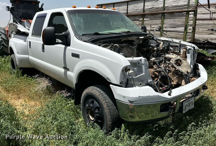 image for item KM9890 2006  Ford F350 Super Duty Lariat  Crew Cab pickup truck