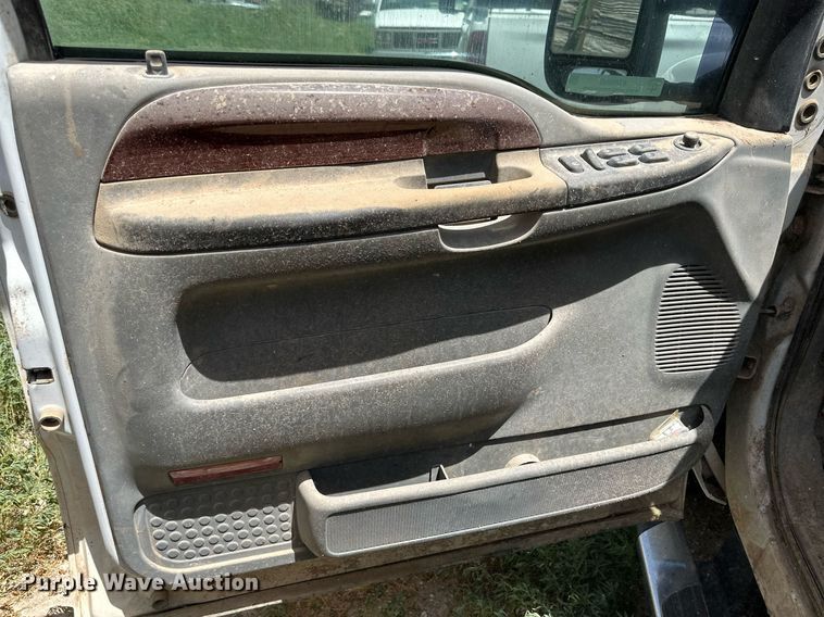 image for item KM9890 2006  Ford F350 Super Duty Lariat  Crew Cab pickup truck