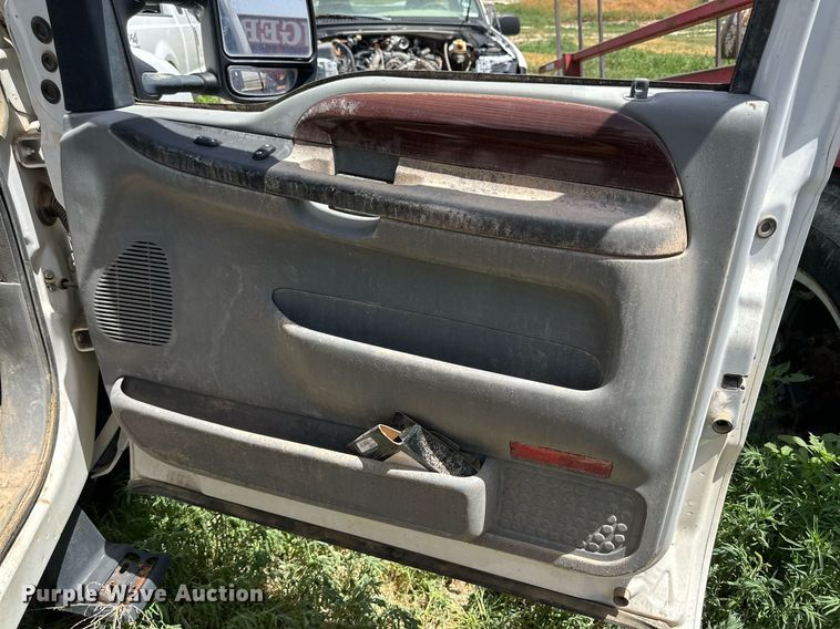 image for item KM9890 2006  Ford F350 Super Duty Lariat  Crew Cab pickup truck