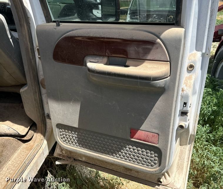 image for item KM9890 2006  Ford F350 Super Duty Lariat  Crew Cab pickup truck