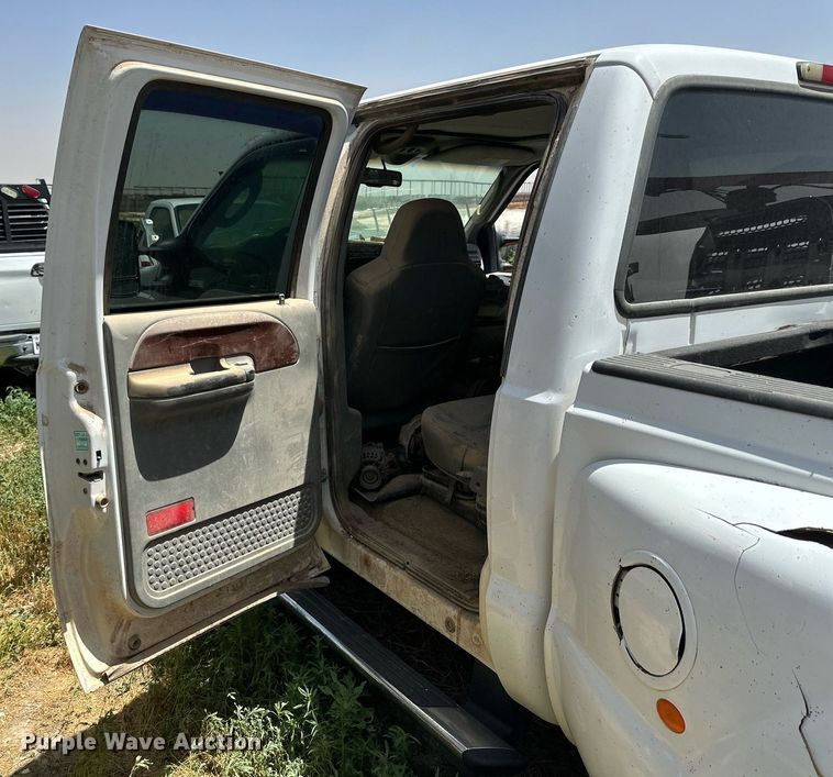 image for item KM9890 2006  Ford F350 Super Duty Lariat  Crew Cab pickup truck