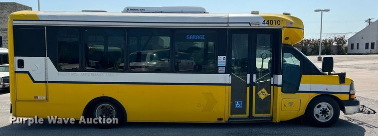 image for item LF9341 2016 Chevrolet Express G4500  shuttle bus