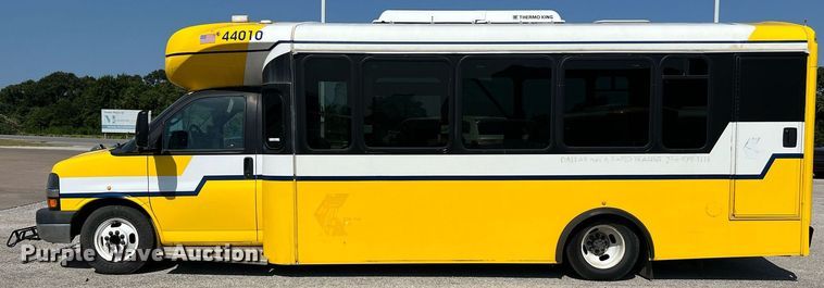 image for item LF9341 2016 Chevrolet Express G4500  shuttle bus