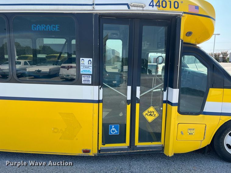 image for item LF9341 2016 Chevrolet Express G4500  shuttle bus