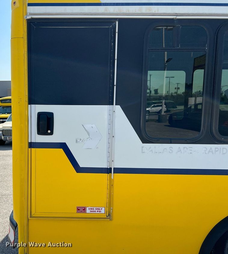 image for item LF9341 2016 Chevrolet Express G4500  shuttle bus