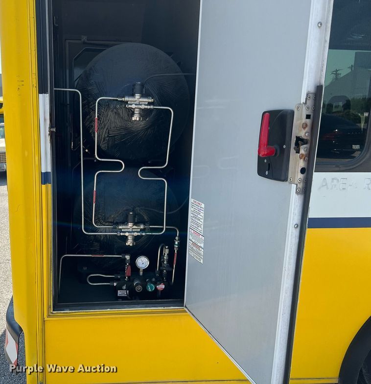 image for item LF9341 2016 Chevrolet Express G4500  shuttle bus