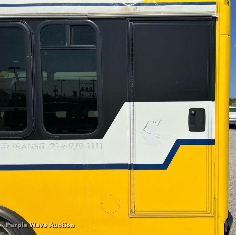 image for item LF9341 2016 Chevrolet Express G4500  shuttle bus