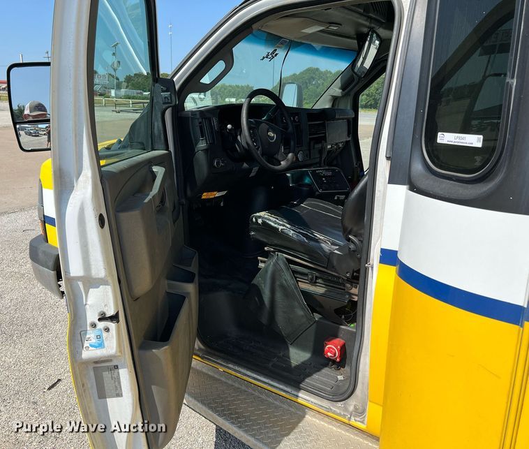 image for item LF9341 2016 Chevrolet Express G4500  shuttle bus