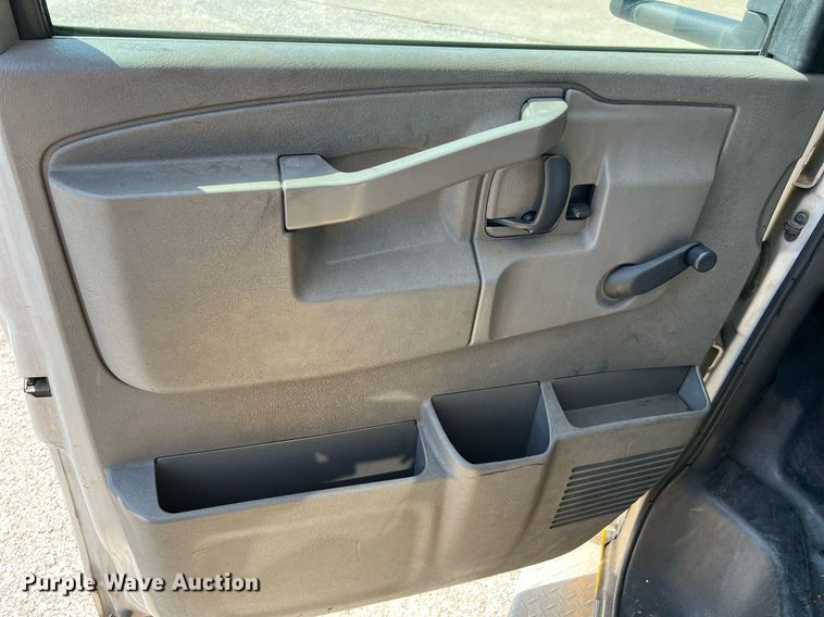 image for item LF9341 2016 Chevrolet Express G4500  shuttle bus