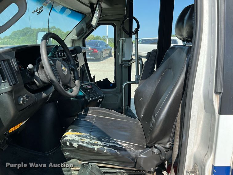 image for item LF9341 2016 Chevrolet Express G4500  shuttle bus