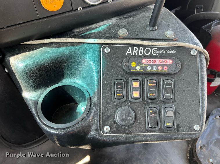 image for item LF9341 2016 Chevrolet Express G4500  shuttle bus