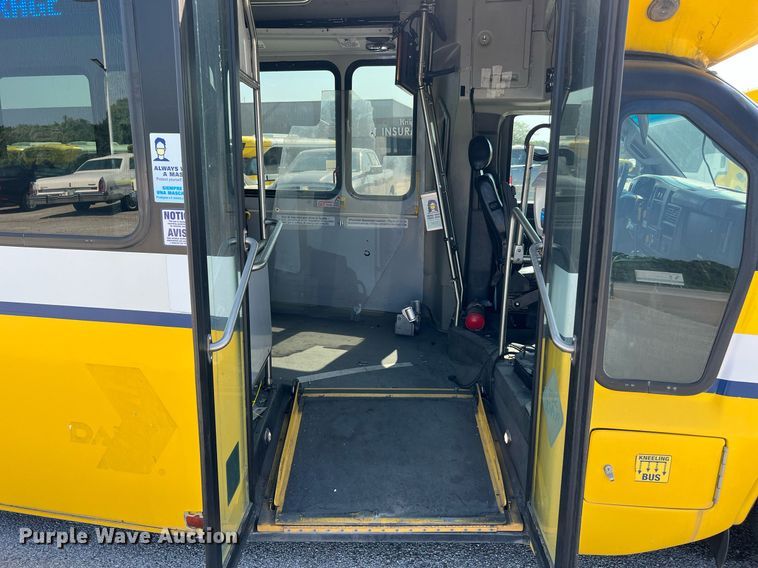 image for item LF9341 2016 Chevrolet Express G4500  shuttle bus