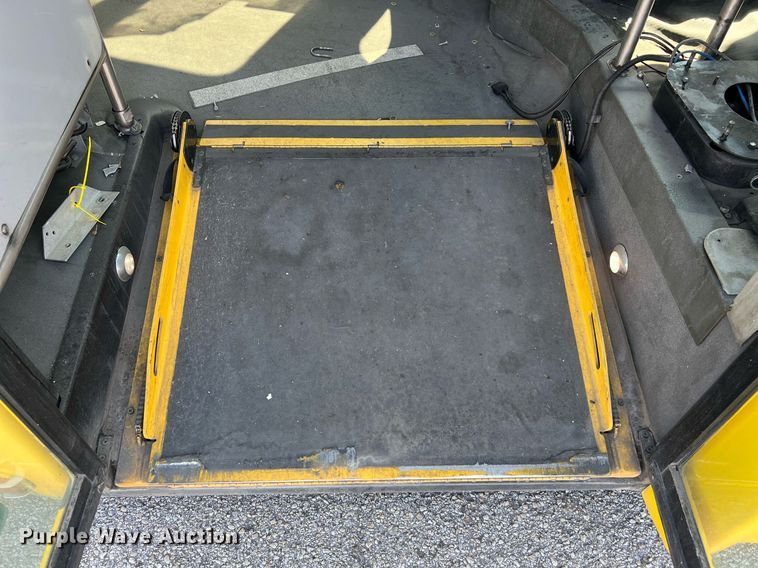 image for item LF9341 2016 Chevrolet Express G4500  shuttle bus