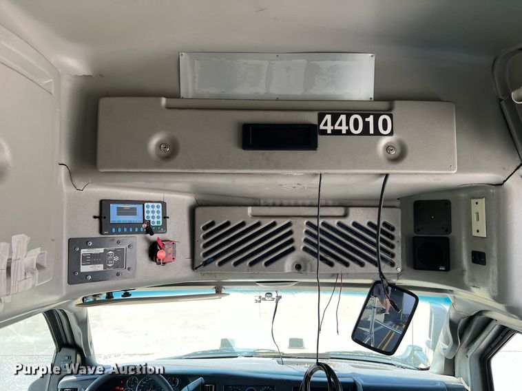 image for item LF9341 2016 Chevrolet Express G4500  shuttle bus