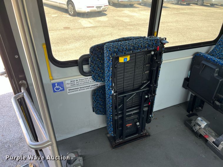 image for item LF9341 2016 Chevrolet Express G4500  shuttle bus