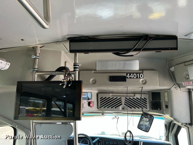 image for item LF9341 2016 Chevrolet Express G4500  shuttle bus