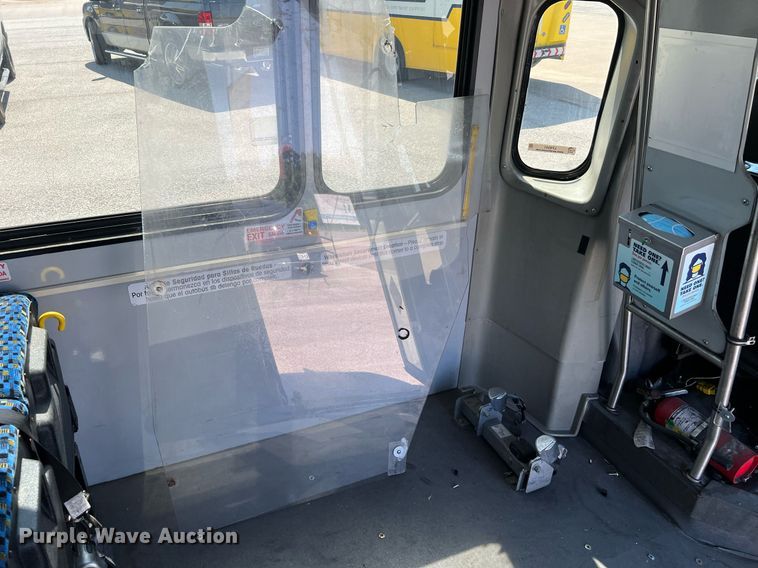 image for item LF9341 2016 Chevrolet Express G4500  shuttle bus