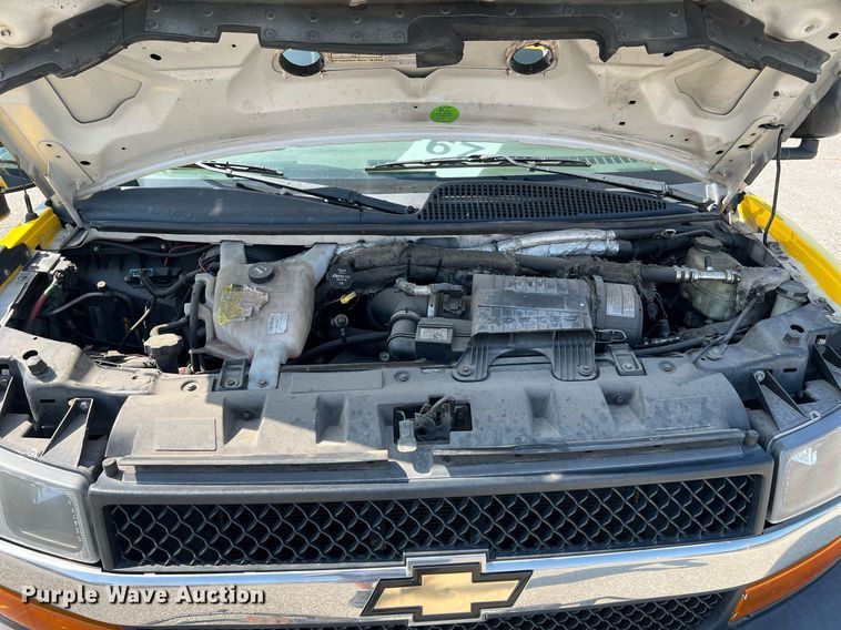 image for item LF9341 2016 Chevrolet Express G4500  shuttle bus