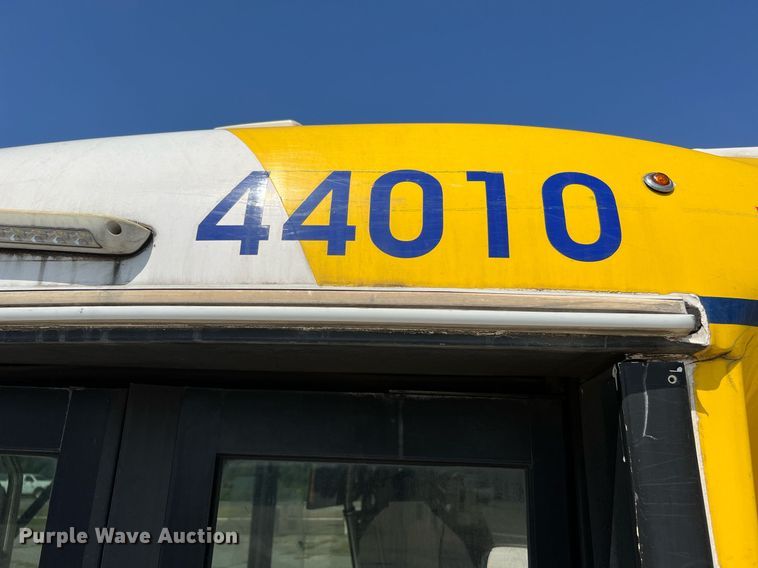 image for item LF9341 2016 Chevrolet Express G4500  shuttle bus