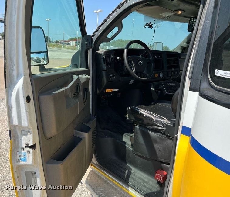 image for item LF9342 2017 Chevrolet Express G4500  shuttle bus