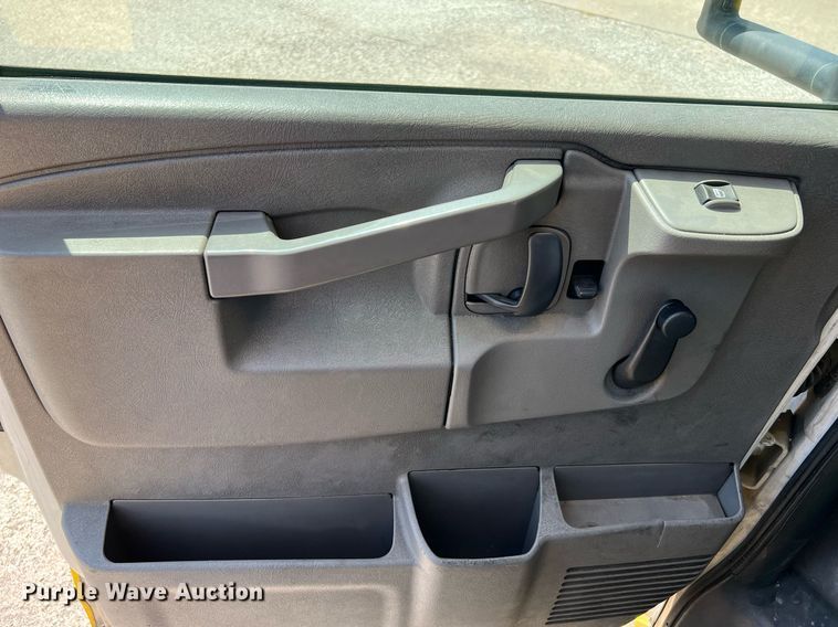 image for item LF9342 2017 Chevrolet Express G4500  shuttle bus