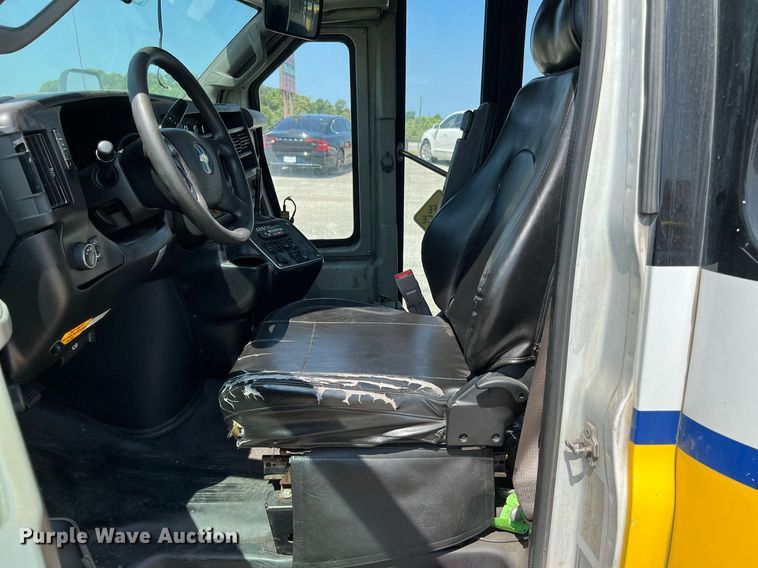 image for item LF9342 2017 Chevrolet Express G4500  shuttle bus