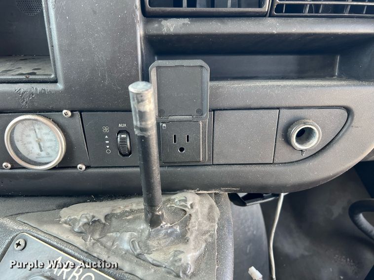 image for item LF9342 2017 Chevrolet Express G4500  shuttle bus