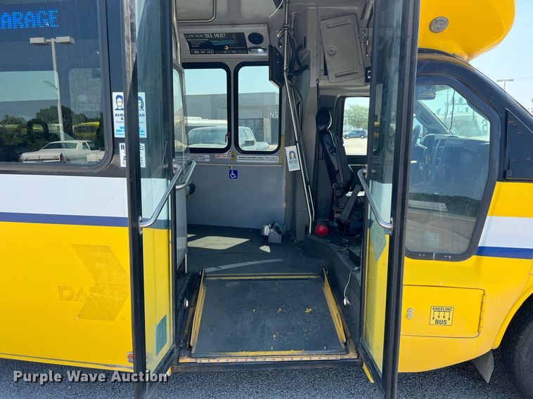 image for item LF9342 2017 Chevrolet Express G4500  shuttle bus