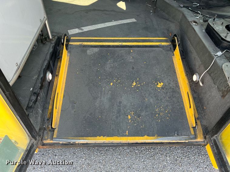 image for item LF9342 2017 Chevrolet Express G4500  shuttle bus