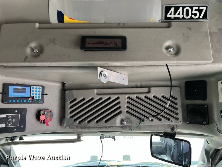 image for item LF9342 2017 Chevrolet Express G4500  shuttle bus