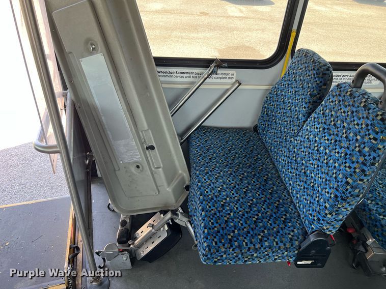 image for item LF9342 2017 Chevrolet Express G4500  shuttle bus