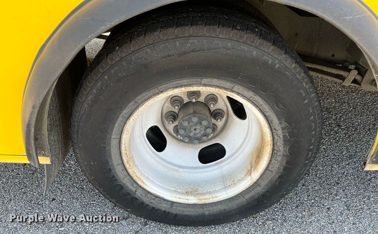 image for item LF9342 2017 Chevrolet Express G4500  shuttle bus