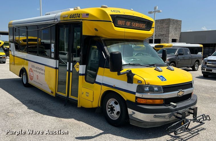 image for item LF9344 2017 Chevrolet Express G4500  shuttle bus