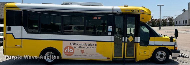 image for item LF9344 2017 Chevrolet Express G4500  shuttle bus