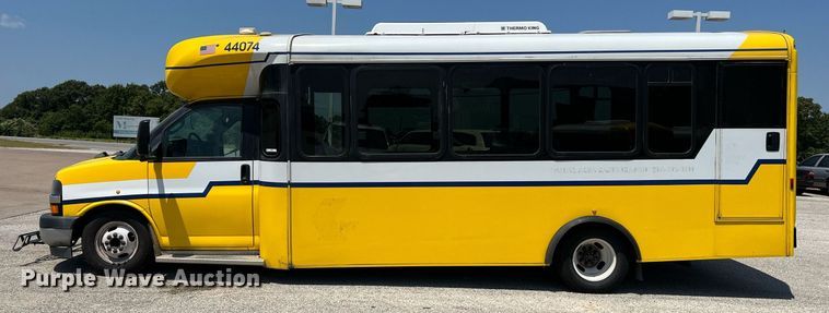 image for item LF9344 2017 Chevrolet Express G4500  shuttle bus