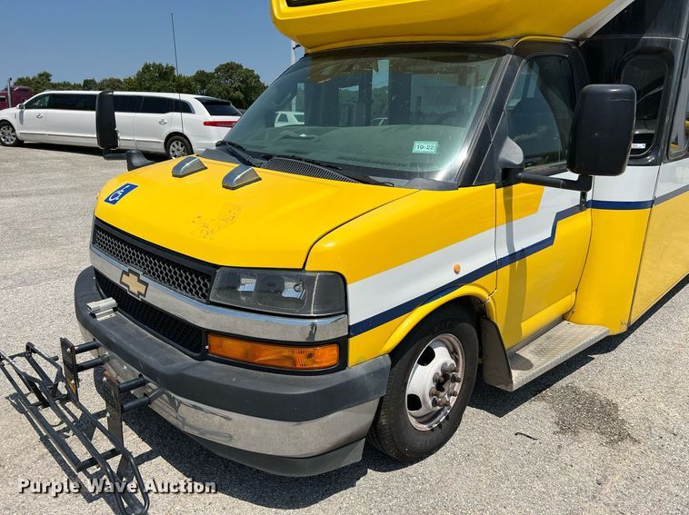 image for item LF9344 2017 Chevrolet Express G4500  shuttle bus