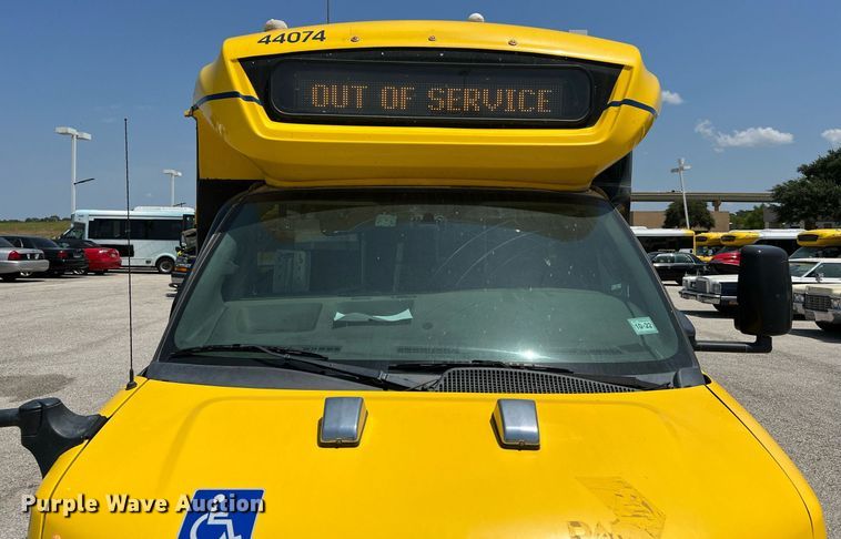 image for item LF9344 2017 Chevrolet Express G4500  shuttle bus