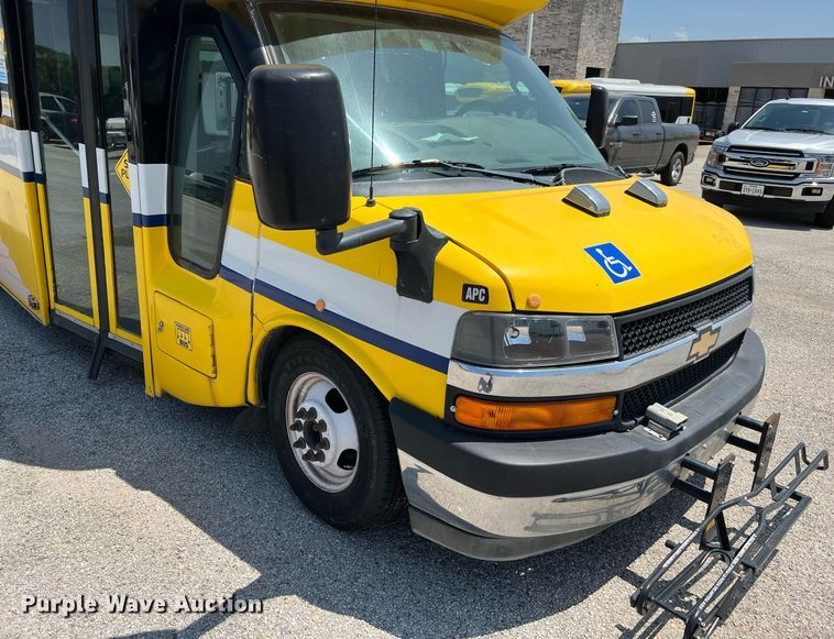 image for item LF9344 2017 Chevrolet Express G4500  shuttle bus