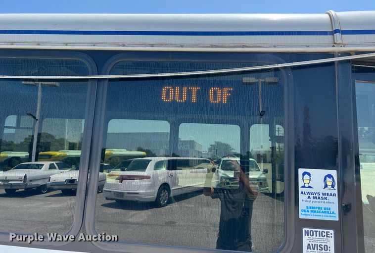 image for item LF9344 2017 Chevrolet Express G4500  shuttle bus