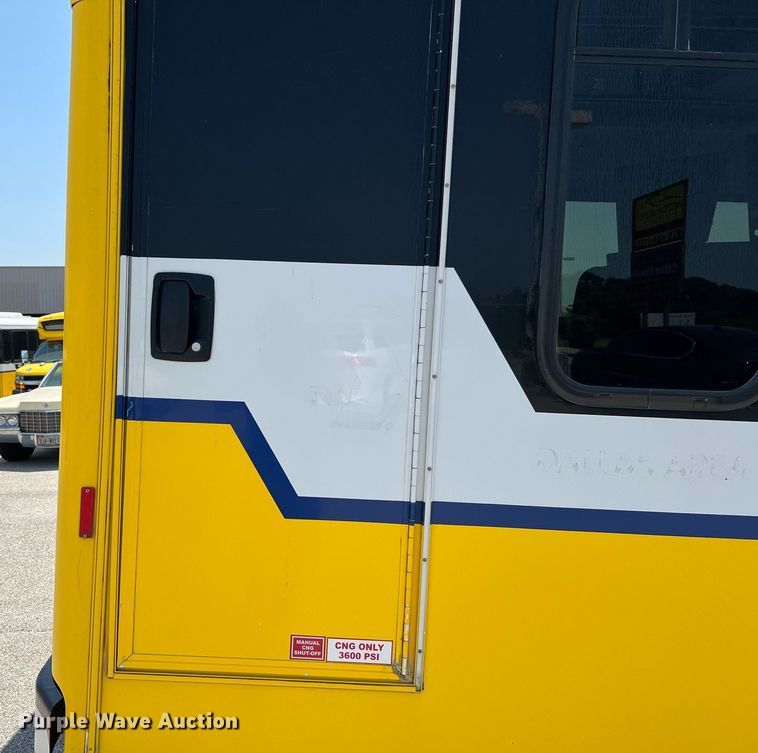 image for item LF9344 2017 Chevrolet Express G4500  shuttle bus