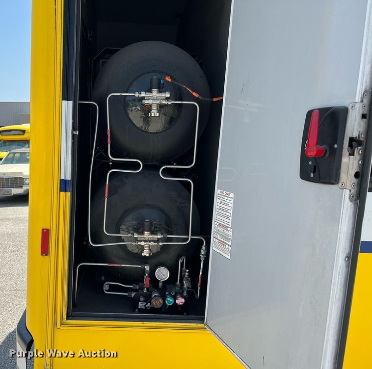 image for item LF9344 2017 Chevrolet Express G4500  shuttle bus