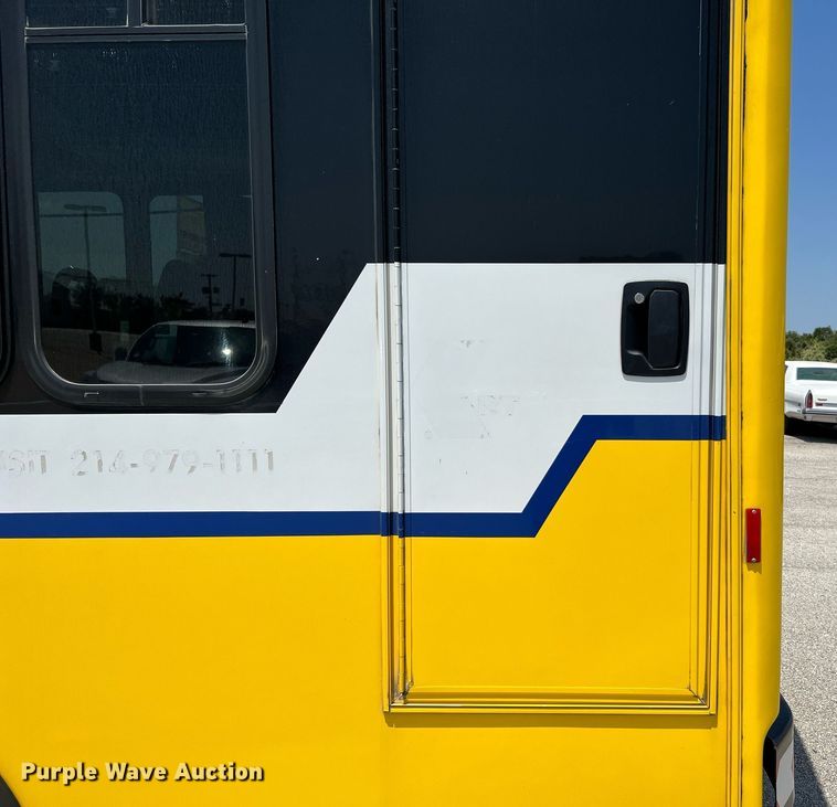 image for item LF9344 2017 Chevrolet Express G4500  shuttle bus