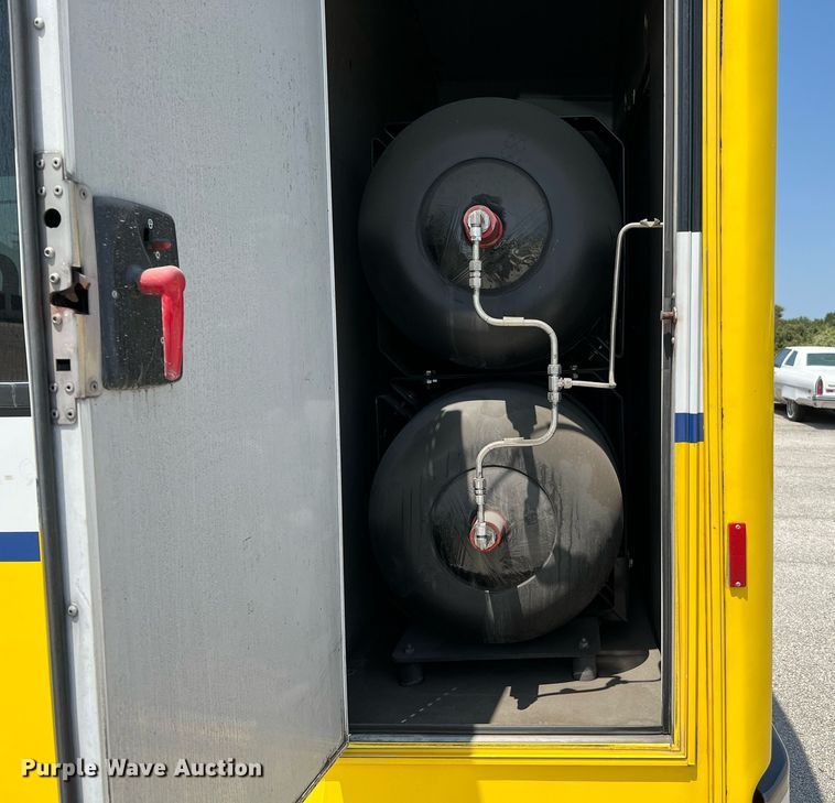 image for item LF9344 2017 Chevrolet Express G4500  shuttle bus