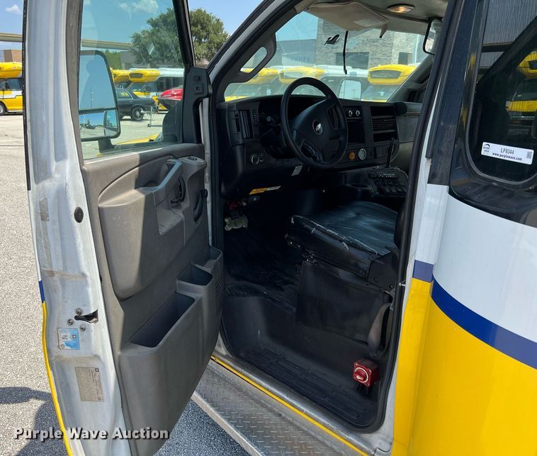 image for item LF9344 2017 Chevrolet Express G4500  shuttle bus