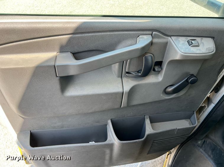 image for item LF9344 2017 Chevrolet Express G4500  shuttle bus