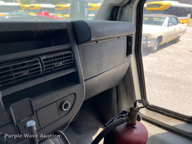 image for item LF9344 2017 Chevrolet Express G4500  shuttle bus