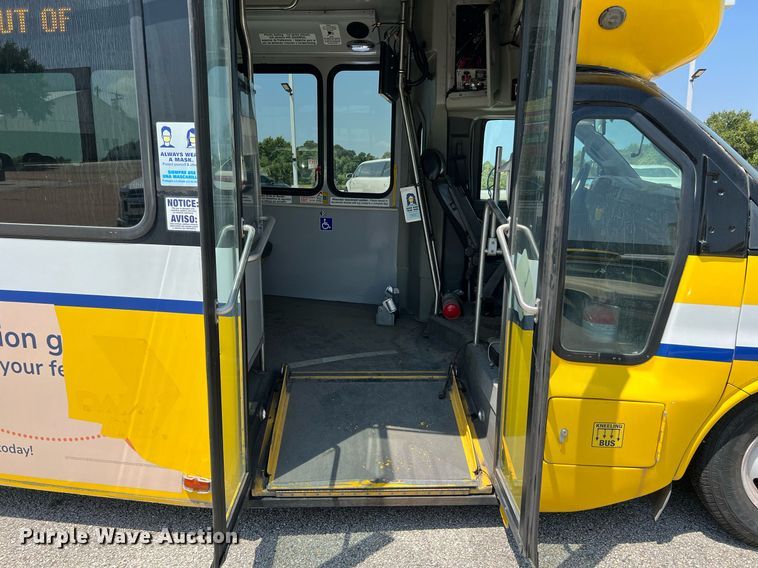 image for item LF9344 2017 Chevrolet Express G4500  shuttle bus